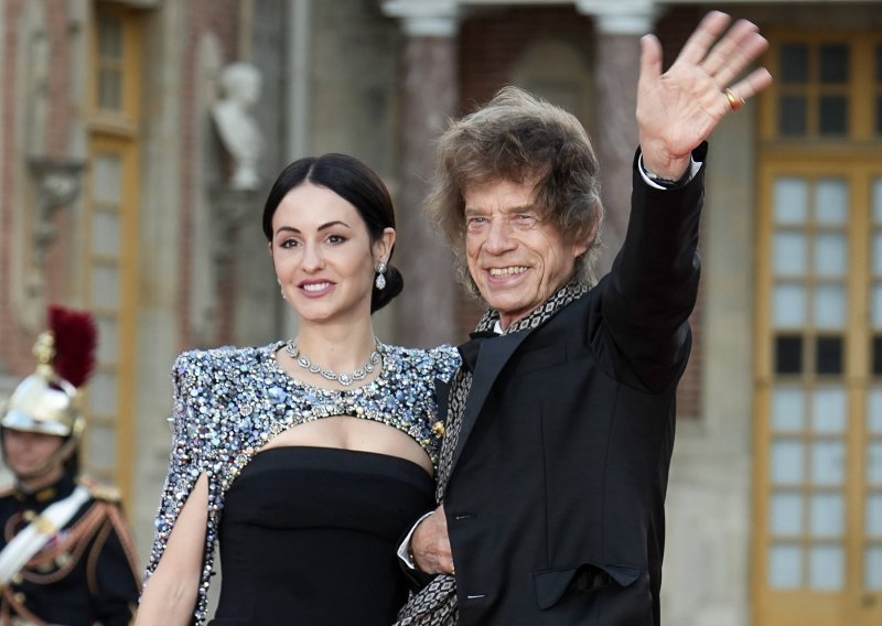 Ni naleti vjetra nisu omeli Micka Jaggera da pozira s 44 godine mlađom zaručnicom