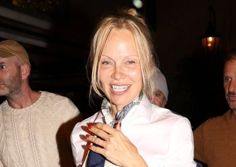 Pamela Anderson otkrila zašto se na pariškom Tjednu mode pojavila bez šminke