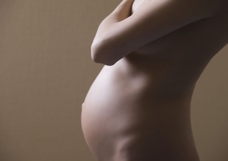 Pušenje u trudnoći puno je štetnije za bebu nego što se mislilo. Evo što je s kofeinom