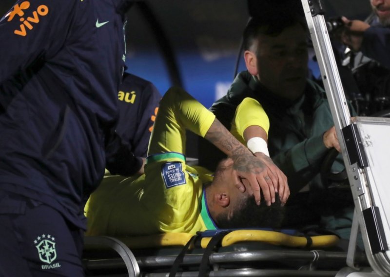 Uplakani Neymar na nosilima iznesen s terena, za njega je sezona završena...