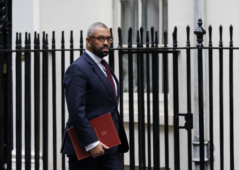 Britanski ministar se šalio da je sipao drogu za silovanje u piće svoje supruge, sad od njega traže ostavku