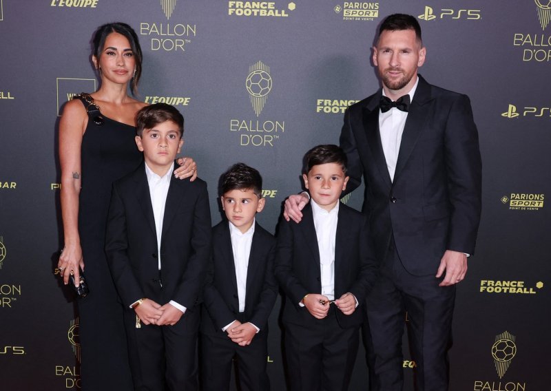Messi osvojio osmu Zlatnu loptu, a s njim je i ovaj put bila obitelj: Sinovi oduševili u istim odijelima