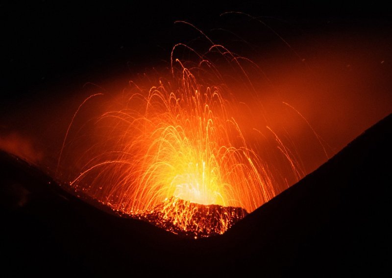 Eruptivni stup Etne dosegao 4,5 kilometara; na Islandu evakuiran cijeli grad!
