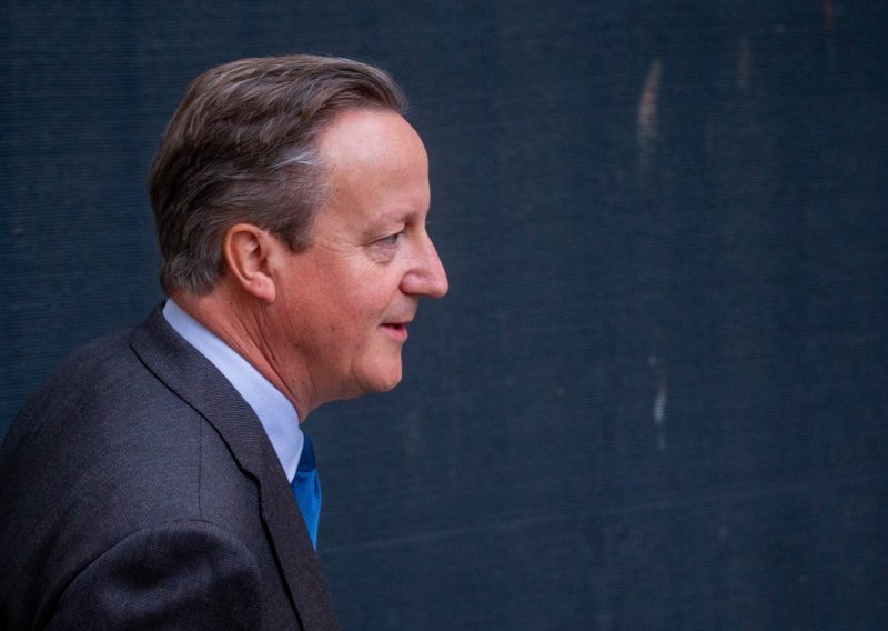 Povratak posrnulog premijera: Hoće li Cameron napraviti više štete nego koristi