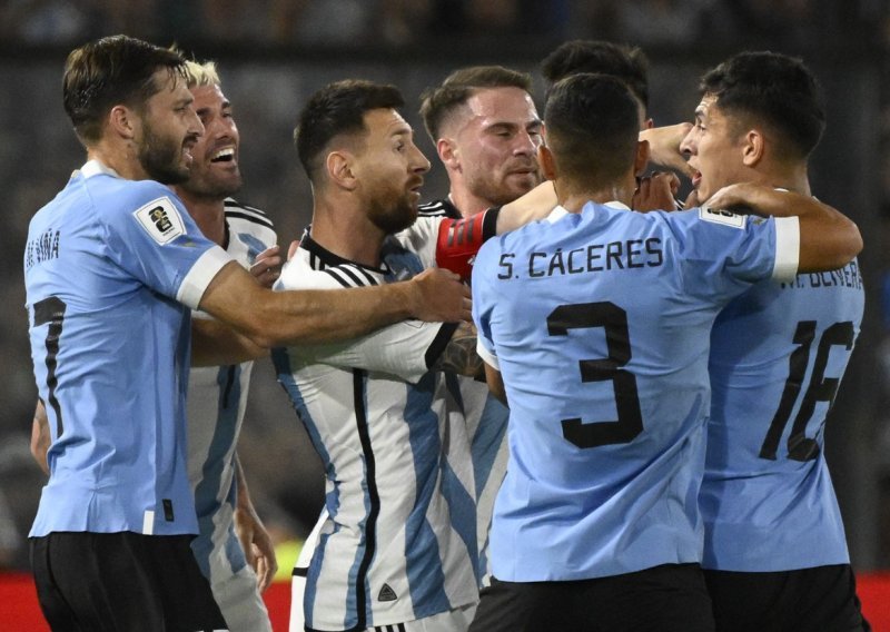 Urugvaj nokautirao Argentinu; Messi divljao, udarao laktom, hvatao za vrat...