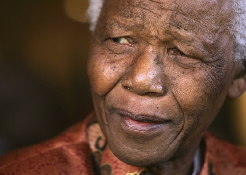 Mandela u vegetativnom stanju, aparati ga održavaju na životu