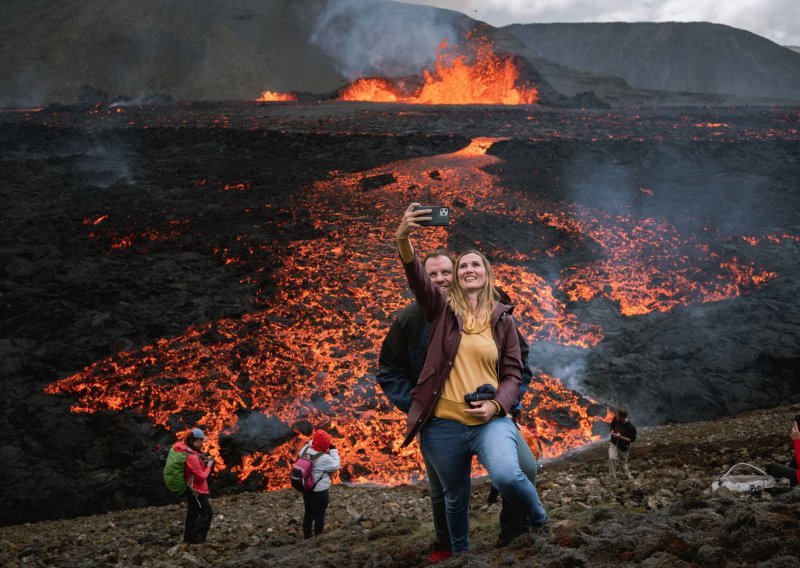 Malo je prizora atraktivnije od erupcije, ali 'vulkanski turisti' nose glavu u torbi
