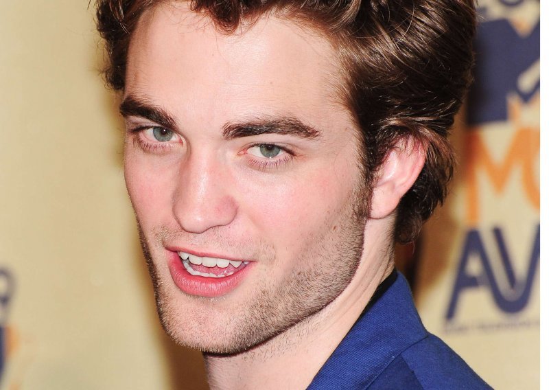 Robert Pattinson se osjeća kao da mu 'Sumrak' upravlja životom