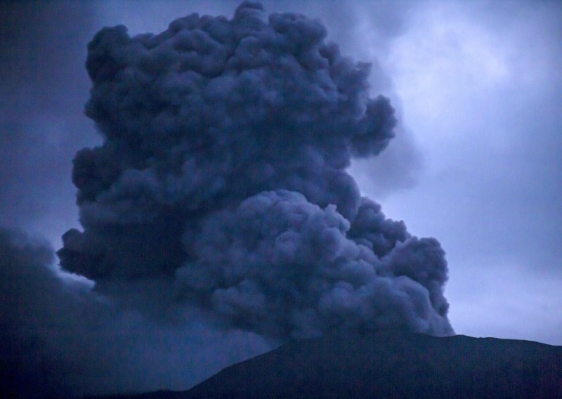 U erupciji vulkana u Indoneziji stradalo 11 osoba, a 12 nestalo