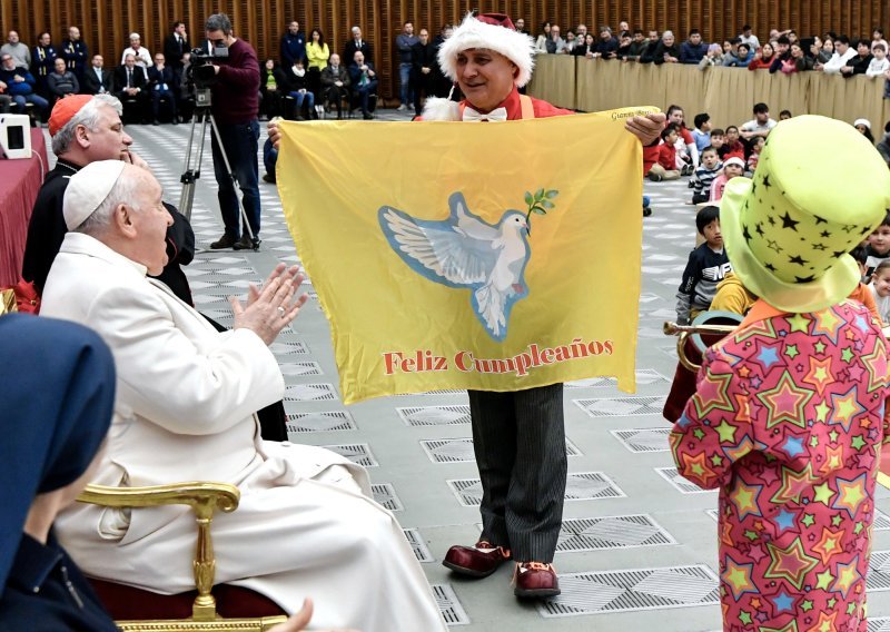 Nakon odluke o blagoslovu gay parova, Papa kritizira nefleksibilne ideologije