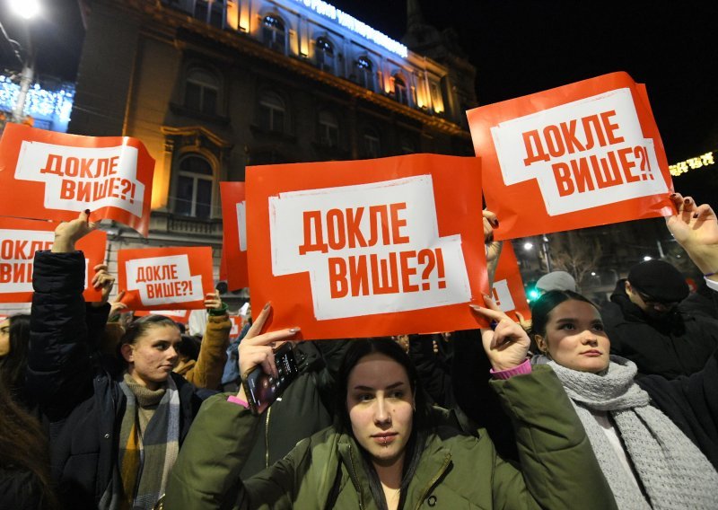 Drugi dan prosvjeda u Beogradu znatno manje ljudi, opet letjela jaja