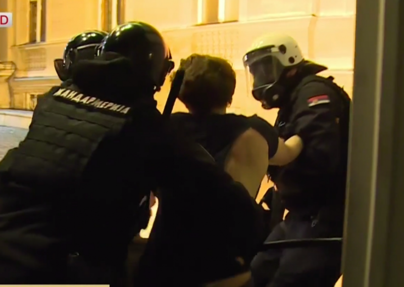 Brutalno rastjerani prosvjednici u Beogradu, snimatelj Al Jazeere uhvaćen za vrat