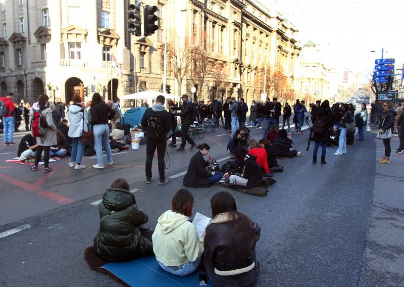 Studenti blokiraju centar Beograda na 24 sata, traže uvid u biračke spiskove