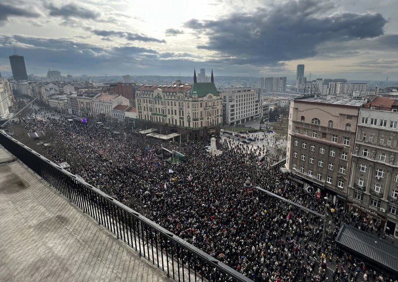 Dosad najmasovniji prosvjed oporbe u Beogradu: 'Vlastima treba pokazati crveni karton'