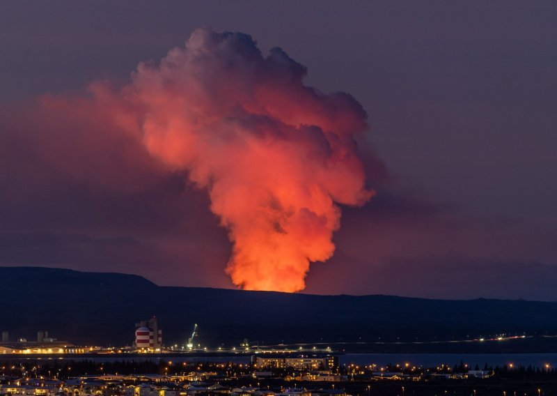 U islandskom gradu Grindaviku lava uništila više desetaka zgrada