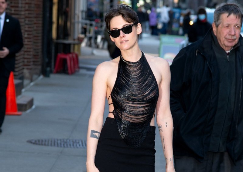 Gradske ulice kao modna pista: Kristen Stewart izazvala senzaciju u crnom