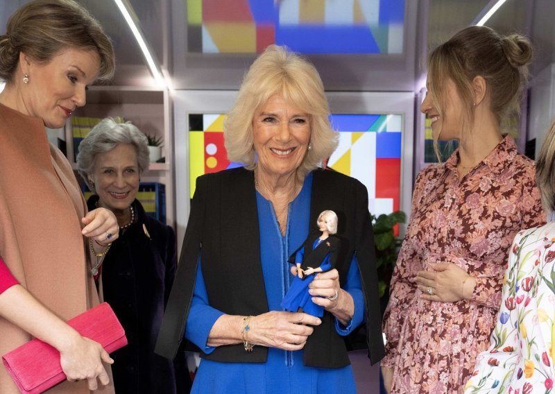 Zanimljiv poklon: Kraljica Camilla ponosno pozirala sa svojom Barbie verzijom