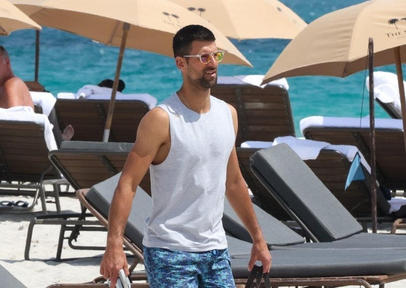 Novak Đoković uživa na plaži i pokazuje mišiće