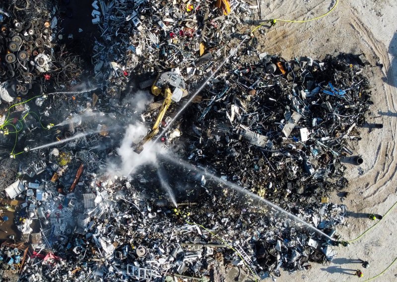Zapalio se otpad kod Dugog Sela, nesnosan smrad širi se kilometrima