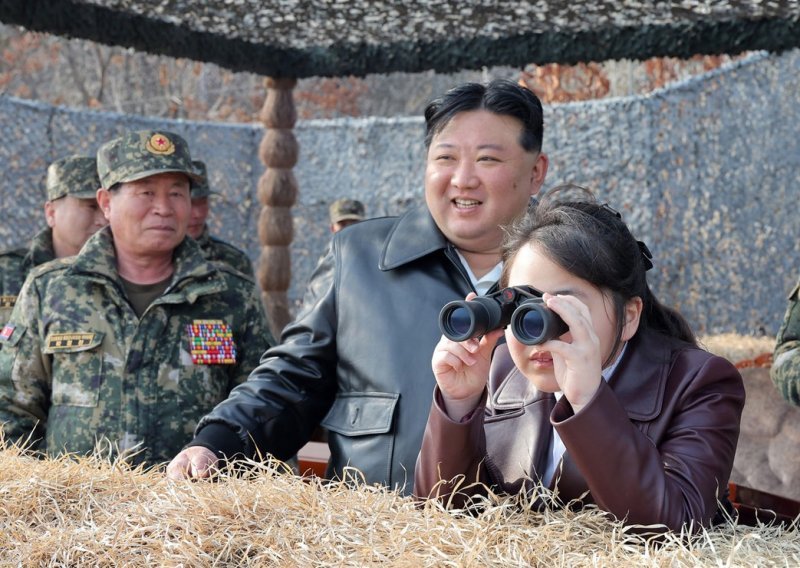 Kim Jong-un pokazao nove tenkove, a otkrio i nasljednicu: Tko je Kim Ju-ae?