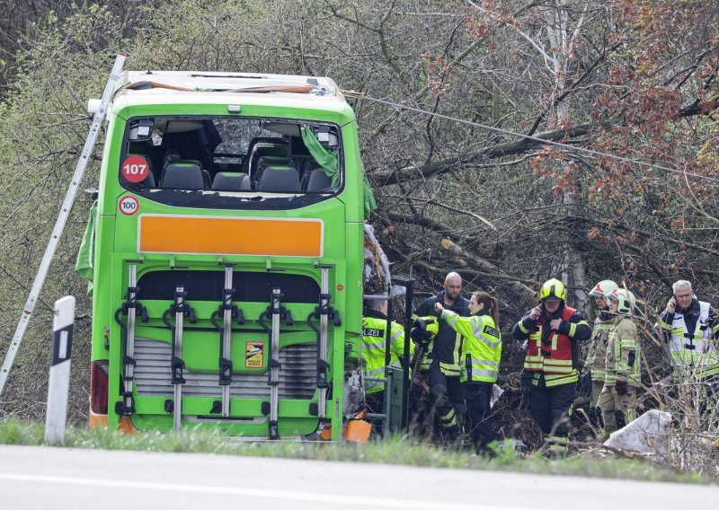 Najmanje pet poginulih u prevrtanju autobusa, uzrok nesreće još nepoznat