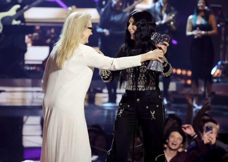 Ponovni susret Cher i Meryl Streep: Jedna u hlačama starim 40 godina, a druga u haljini iz 2015.