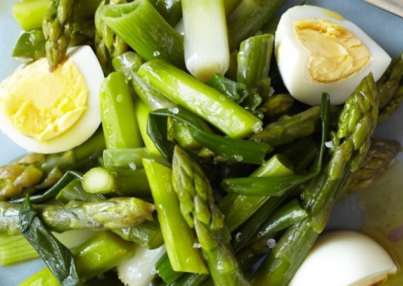 Ova osvježavajuća i zasitna salata obiluje vitaminima i čisti organizam