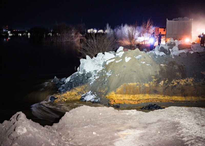 Pukla brana u Rusiji, 4000 kuća u opasnosti, evakuacija u tijeku