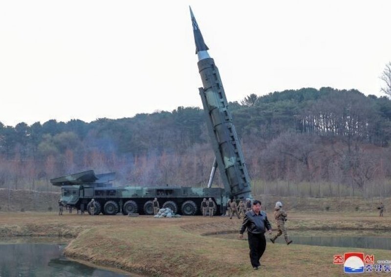 Pjongjang pokazao raketni sustav zlokobnog izgleda i zastrašujućeg dometa