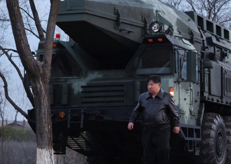 Vođa Sjeverne Koreje nadgledao probno ispaljivanje raketa