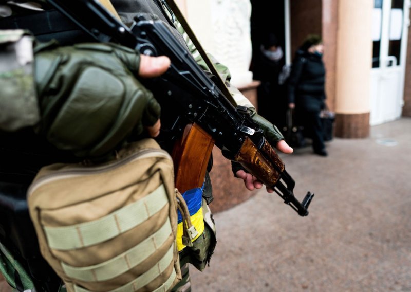 Američki dobrovoljci u Ukrajini odbacuju NATO oružje i otimaju se za 'kalašnjikove'