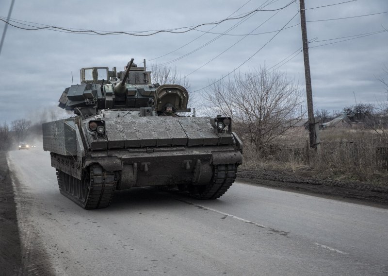 Ukrajinci se pohvalili pogotkom s kilometar i pol: Bradley - uništavač tenkova