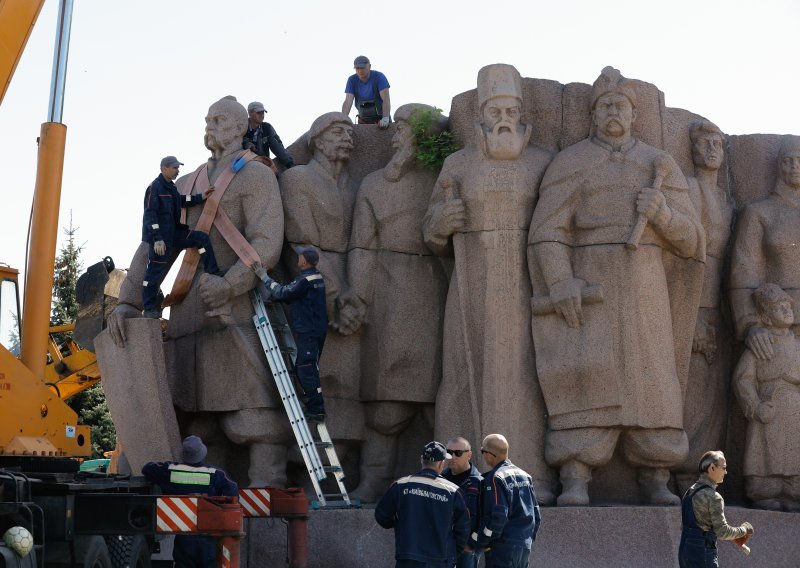 Kijev uklanja golemi spomenik koji slavi bliskost Ukrajine i Rusije
