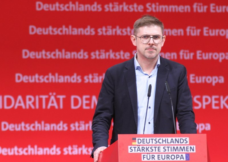 Njemačkog političara premlatili dok je lijepio plakate, mora na operaciju: Napali ga ljudi u crnom