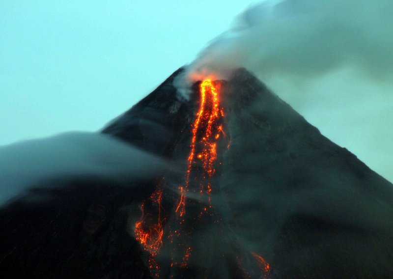 Mayon riga lavu i pepeo, prijeti velika erupcija