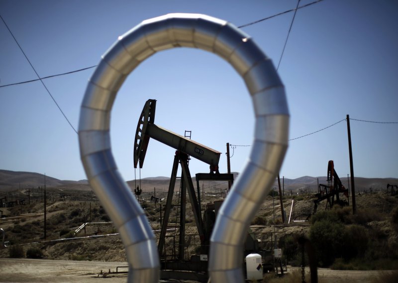Dobit Exxona snažno pala, Chevron u gubicima
