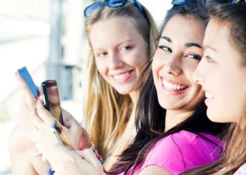 Ovisnost o internetu češće pogađa tinejdžerice