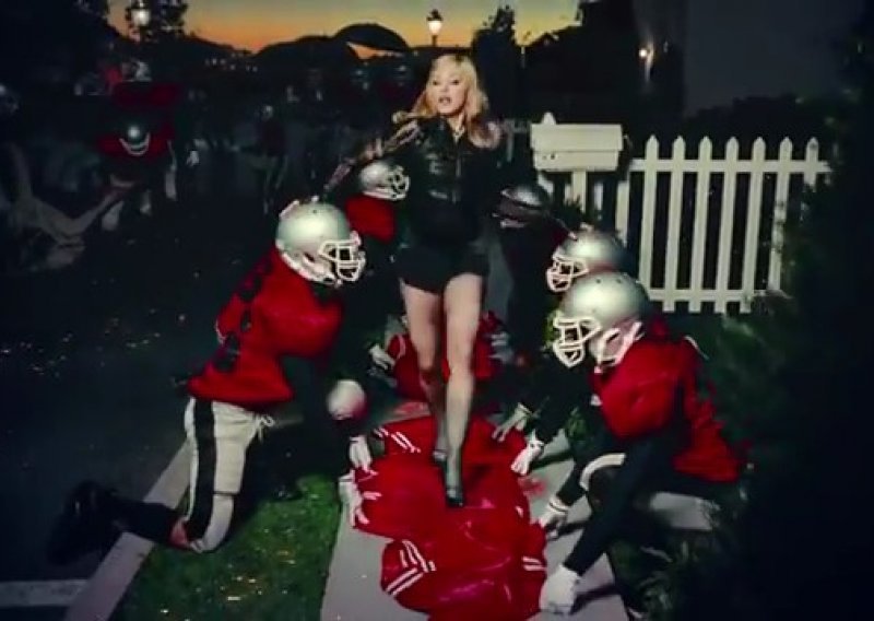 Madonna razigrano seksi u novom spotu