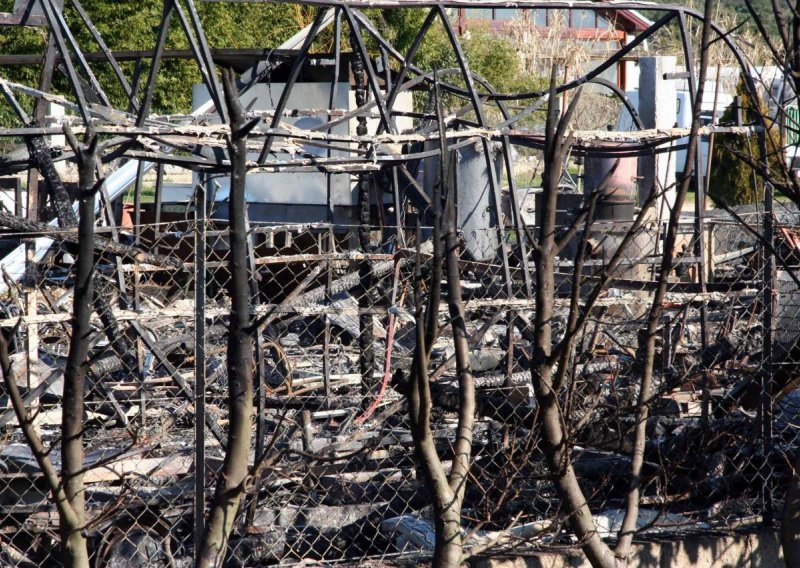 U Šišanu izgorjela kamp-kućica i šupa