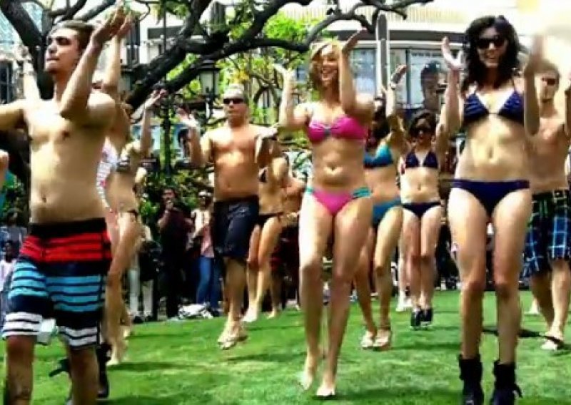 Bikini flash mob iznenadio Los Angeles