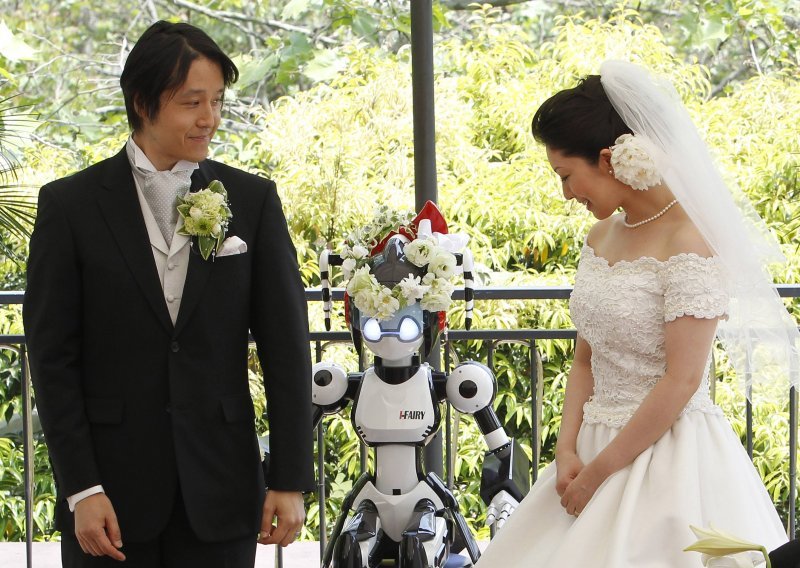Robot oženio japanski par u Tokiju