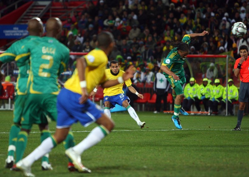 Bomba Alvesa prošvercala Brazil u finale