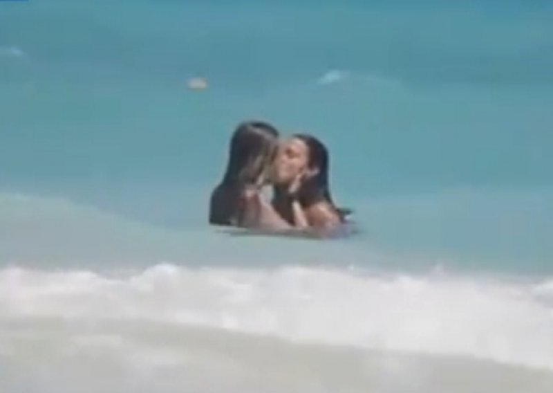 Polugola glumica se na plaži grlila sa svojom djevojkom