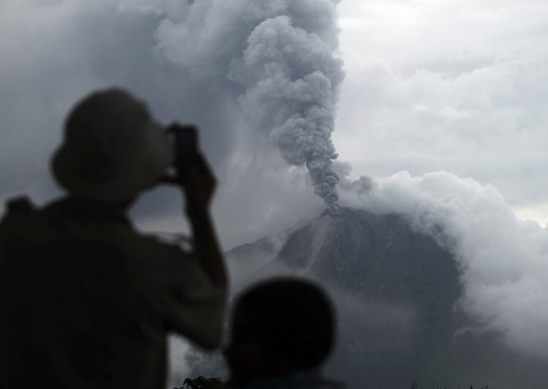Stotine evakuiranih zbog erupcije vulkana