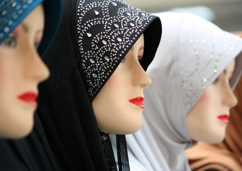 Playboy objavio prvu fotku muslimanke u hidžabu