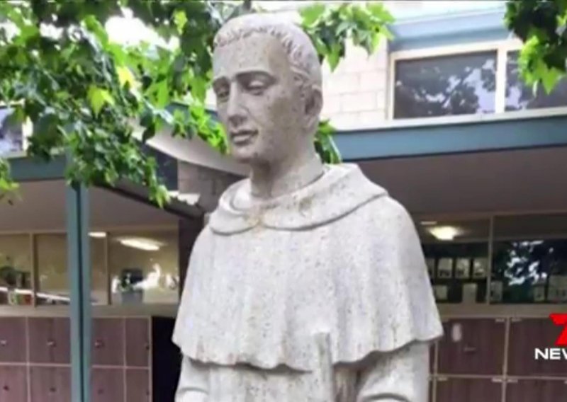 Svi se sprdaju sa školom zbog ovog kipa sv. Dominika