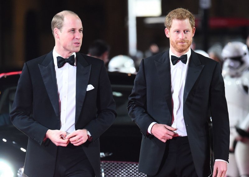 A gdje su Kate i Meghan? Prinčevi William i Harry na premijeru 'Ratova zvijezda' stigli bez svojih dama