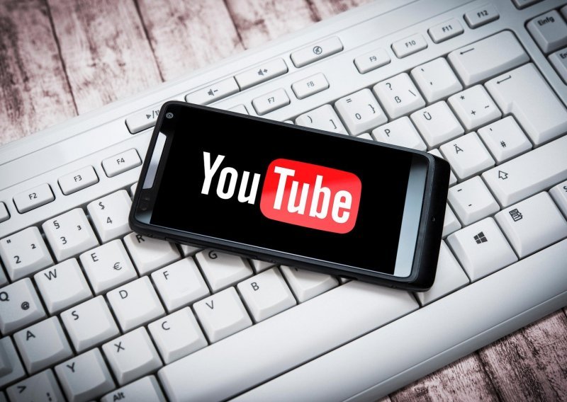 YouTube planira stati na kraj teoretičarima zavjere uz pomoć poznate stranice