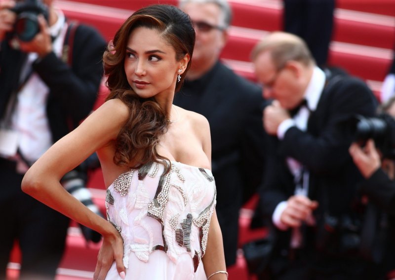 Nezgode se događaju: Poznate dame u Cannesu pokazivale grudi i stražnjicu, ali i padale po terasama