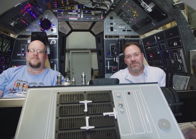 Šašava ekipa gradi pilotsku kabinu svemirskog broda u garaži